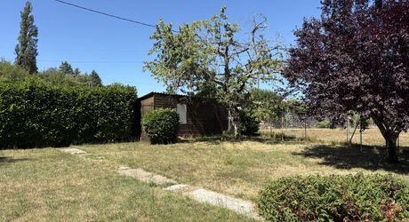 Jolie maison en pierre à Montignac-Lascaux, offrant une chambre de plain-pied, un joli jardin, proche commerces et services.