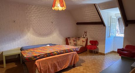 Jolie maison en pierre à Montignac-Lascaux, offrant une chambre de plain-pied, un joli jardin, proche commerces et services.