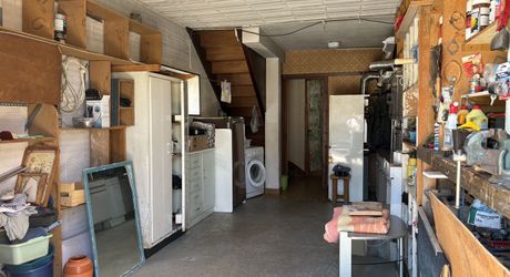 Jolie maison en pierre à Montignac-Lascaux, offrant une chambre de plain-pied, un joli jardin, proche commerces et services.