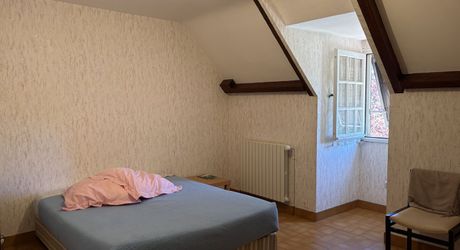 Jolie maison en pierre à Montignac-Lascaux, offrant une chambre de plain-pied, un joli jardin, proche commerces et services.