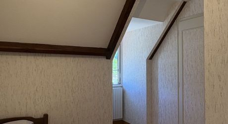 Jolie maison en pierre à Montignac-Lascaux, offrant une chambre de plain-pied, un joli jardin, proche commerces et services.