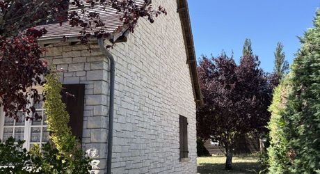 Jolie maison en pierre à Montignac-Lascaux, offrant une chambre de plain-pied, un joli jardin, proche commerces et services.