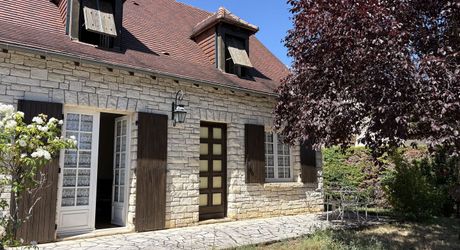 Jolie maison en pierre à Montignac-Lascaux, offrant une chambre de plain-pied, un joli jardin, proche commerces et services.
