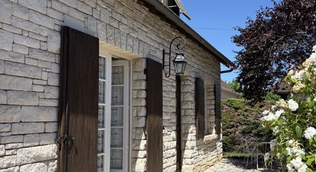 Jolie maison en pierre à Montignac-Lascaux, offrant une chambre de plain-pied, un joli jardin, proche commerces et services.