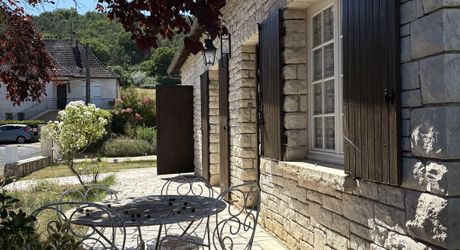 Jolie maison en pierre à Montignac-Lascaux, offrant une chambre de plain-pied, un joli jardin, proche commerces et services.