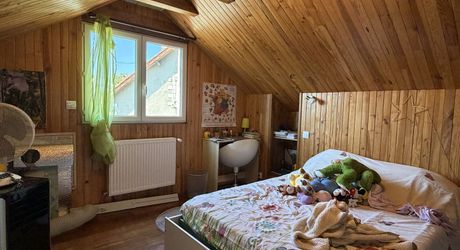 A MONTIGNAC, maison avec gîte sur terrain de 500 m² avec piscine hors-sol.