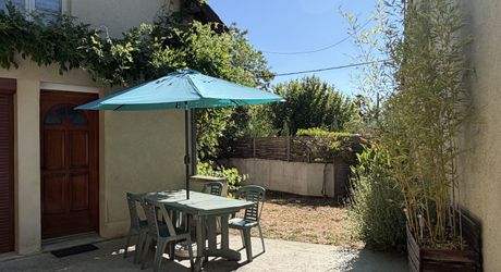 A MONTIGNAC, maison avec gîte sur terrain de 500 m² avec piscine hors-sol.