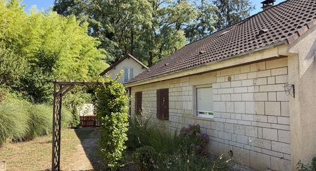 A MONTIGNAC, maison avec gîte sur terrain de 500 m² avec piscine hors-sol.