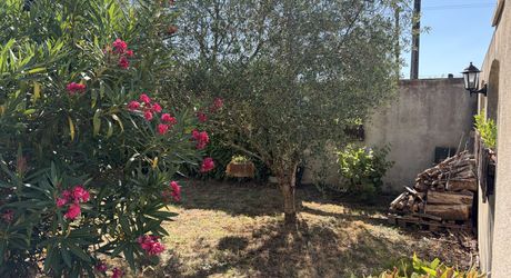 A MONTIGNAC, maison avec gîte sur terrain de 500 m² avec piscine hors-sol.