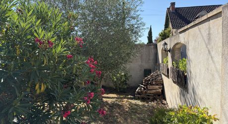 A MONTIGNAC, maison avec gîte sur terrain de 500 m² avec piscine hors-sol.