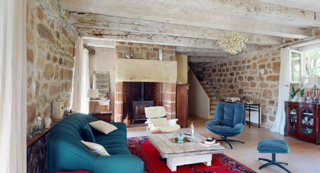 Belle propriété de caractère offrant plus de 21 hectares, aux portes du Périgord Noir, dans un emplacement calme et isolé entre MONTIGNAC, TERRASSON et HAUTEFORT.