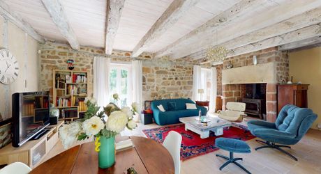 Belle propriété de caractère offrant plus de 21 hectares, aux portes du Périgord Noir, dans un emplacement calme et isolé entre MONTIGNAC, TERRASSON et HAUTEFORT.