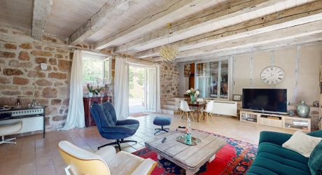 Belle propriété de caractère offrant plus de 21 hectares, aux portes du Périgord Noir, dans un emplacement calme et isolé entre MONTIGNAC, TERRASSON et HAUTEFORT.