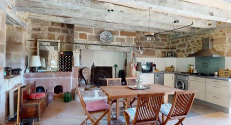 Belle propriété de caractère offrant plus de 21 hectares, aux portes du Périgord Noir, dans un emplacement calme et isolé entre MONTIGNAC, TERRASSON et HAUTEFORT.