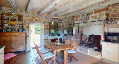 Belle propriété de caractère offrant plus de 21 hectares, aux portes du Périgord Noir, dans un emplacement calme et isolé entre MONTIGNAC, TERRASSON et HAUTEFORT.