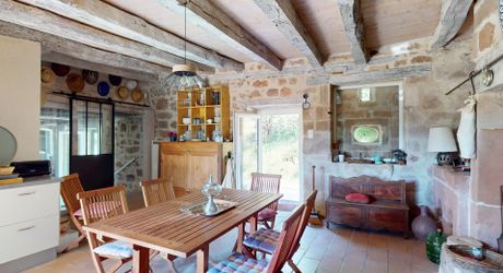 Belle propriété de caractère offrant plus de 21 hectares, aux portes du Périgord Noir, dans un emplacement calme et isolé entre MONTIGNAC, TERRASSON et HAUTEFORT.