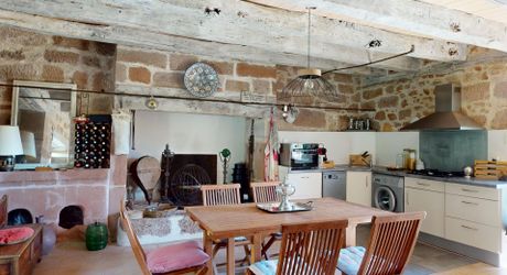 Belle propriété de caractère offrant plus de 21 hectares, aux portes du Périgord Noir, dans un emplacement calme et isolé entre MONTIGNAC, TERRASSON et HAUTEFORT.