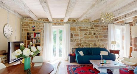 Belle propriété de caractère offrant plus de 21 hectares, aux portes du Périgord Noir, dans un emplacement calme et isolé entre MONTIGNAC, TERRASSON et HAUTEFORT.