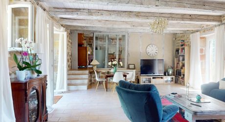 Belle propriété de caractère offrant plus de 21 hectares, aux portes du Périgord Noir, dans un emplacement calme et isolé entre MONTIGNAC, TERRASSON et HAUTEFORT.