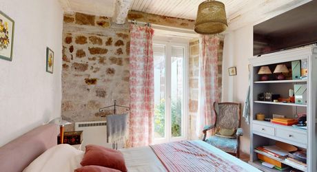 Belle propriété de caractère offrant plus de 21 hectares, aux portes du Périgord Noir, dans un emplacement calme et isolé entre MONTIGNAC, TERRASSON et HAUTEFORT.