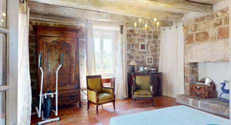 Belle propriété de caractère offrant plus de 21 hectares, aux portes du Périgord Noir, dans un emplacement calme et isolé entre MONTIGNAC, TERRASSON et HAUTEFORT.