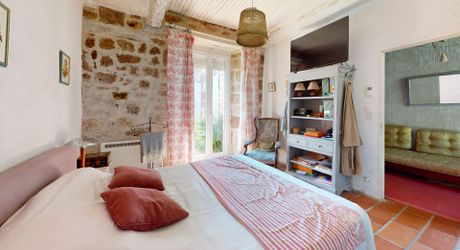 Belle propriété de caractère offrant plus de 21 hectares, aux portes du Périgord Noir, dans un emplacement calme et isolé entre MONTIGNAC, TERRASSON et HAUTEFORT.