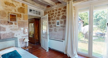 Belle propriété de caractère offrant plus de 21 hectares, aux portes du Périgord Noir, dans un emplacement calme et isolé entre MONTIGNAC, TERRASSON et HAUTEFORT.