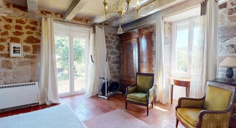 Belle propriété de caractère offrant plus de 21 hectares, aux portes du Périgord Noir, dans un emplacement calme et isolé entre MONTIGNAC, TERRASSON et HAUTEFORT.