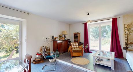 Belle propriété de caractère offrant plus de 21 hectares, aux portes du Périgord Noir, dans un emplacement calme et isolé entre MONTIGNAC, TERRASSON et HAUTEFORT.