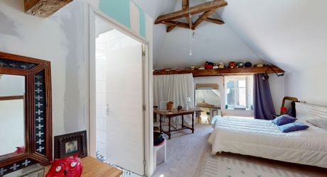 Belle propriété de caractère offrant plus de 21 hectares, aux portes du Périgord Noir, dans un emplacement calme et isolé entre MONTIGNAC, TERRASSON et HAUTEFORT.