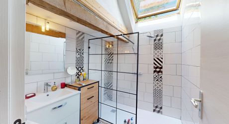 Belle propriété de caractère offrant plus de 21 hectares, aux portes du Périgord Noir, dans un emplacement calme et isolé entre MONTIGNAC, TERRASSON et HAUTEFORT.