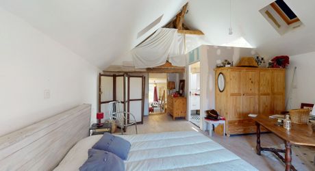 Belle propriété de caractère offrant plus de 21 hectares, aux portes du Périgord Noir, dans un emplacement calme et isolé entre MONTIGNAC, TERRASSON et HAUTEFORT.