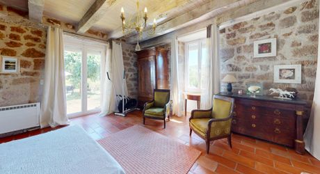 Belle propriété de caractère offrant plus de 21 hectares, aux portes du Périgord Noir, dans un emplacement calme et isolé entre MONTIGNAC, TERRASSON et HAUTEFORT.