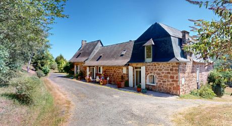 Belle propriété de caractère offrant plus de 21 hectares, aux portes du Périgord Noir, dans un emplacement calme et isolé entre MONTIGNAC, TERRASSON et HAUTEFORT.