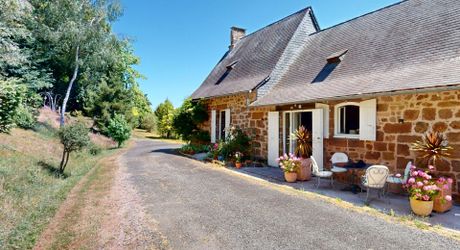 Belle propriété de caractère offrant plus de 21 hectares, aux portes du Périgord Noir, dans un emplacement calme et isolé entre MONTIGNAC, TERRASSON et HAUTEFORT.