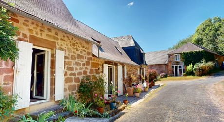 Belle propriété de caractère offrant plus de 21 hectares, aux portes du Périgord Noir, dans un emplacement calme et isolé entre MONTIGNAC, TERRASSON et HAUTEFORT.
