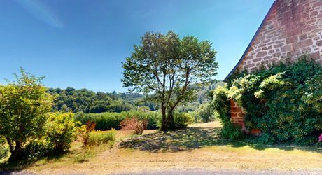 Belle propriété de caractère offrant plus de 21 hectares, aux portes du Périgord Noir, dans un emplacement calme et isolé entre MONTIGNAC, TERRASSON et HAUTEFORT.