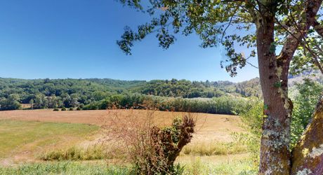 Belle propriété de caractère offrant plus de 21 hectares, aux portes du Périgord Noir, dans un emplacement calme et isolé entre MONTIGNAC, TERRASSON et HAUTEFORT.