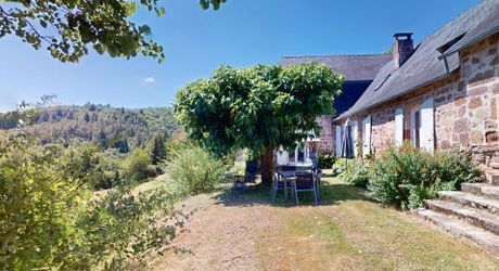 Belle propriété de caractère offrant plus de 21 hectares, aux portes du Périgord Noir, dans un emplacement calme et isolé entre MONTIGNAC, TERRASSON et HAUTEFORT.