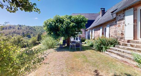 Belle propriété de caractère offrant plus de 21 hectares, aux portes du Périgord Noir, dans un emplacement calme et isolé entre MONTIGNAC, TERRASSON et HAUTEFORT.