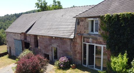 Belle propriété de caractère offrant plus de 21 hectares, aux portes du Périgord Noir, dans un emplacement calme et isolé entre MONTIGNAC, TERRASSON et HAUTEFORT.