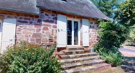 Belle propriété de caractère offrant plus de 21 hectares, aux portes du Périgord Noir, dans un emplacement calme et isolé entre MONTIGNAC, TERRASSON et HAUTEFORT.