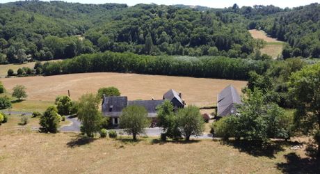 Belle propriété de caractère offrant plus de 21 hectares, aux portes du Périgord Noir, dans un emplacement calme et isolé entre MONTIGNAC, TERRASSON et HAUTEFORT.