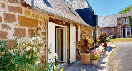 Belle propriété de caractère offrant plus de 21 hectares, aux portes du Périgord Noir, dans un emplacement calme et isolé entre MONTIGNAC, TERRASSON et HAUTEFORT.