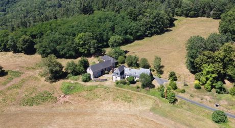 Belle propriété de caractère offrant plus de 21 hectares, aux portes du Périgord Noir, dans un emplacement calme et isolé entre MONTIGNAC, TERRASSON et HAUTEFORT.