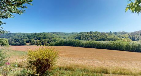 Belle propriété de caractère offrant plus de 21 hectares, aux portes du Périgord Noir, dans un emplacement calme et isolé entre MONTIGNAC, TERRASSON et HAUTEFORT.