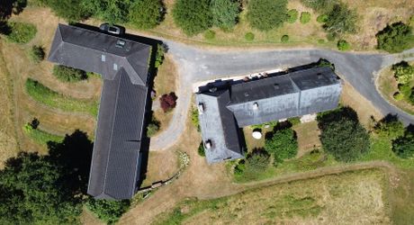 Belle propriété de caractère offrant plus de 21 hectares, aux portes du Périgord Noir, dans un emplacement calme et isolé entre MONTIGNAC, TERRASSON et HAUTEFORT.
