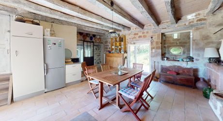 Belle propriété de caractère offrant plus de 21 hectares, aux portes du Périgord Noir, dans un emplacement calme et isolé entre MONTIGNAC, TERRASSON et HAUTEFORT.