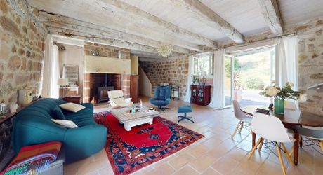 Belle propriété de caractère offrant plus de 21 hectares, aux portes du Périgord Noir, dans un emplacement calme et isolé entre MONTIGNAC, TERRASSON et HAUTEFORT.