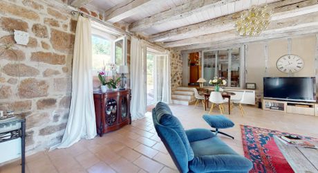 Belle propriété de caractère offrant plus de 21 hectares, aux portes du Périgord Noir, dans un emplacement calme et isolé entre MONTIGNAC, TERRASSON et HAUTEFORT.